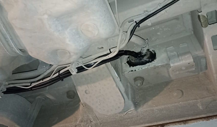 Пневмоподвеска с двухконтурным управлением на Пежо Эксперт, компрессор спрятан под левую обшивку задней части кузова